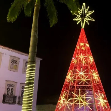 Árvore de Natal vermelha cintilante com túnel de luzes LED para decoração natalina municipal