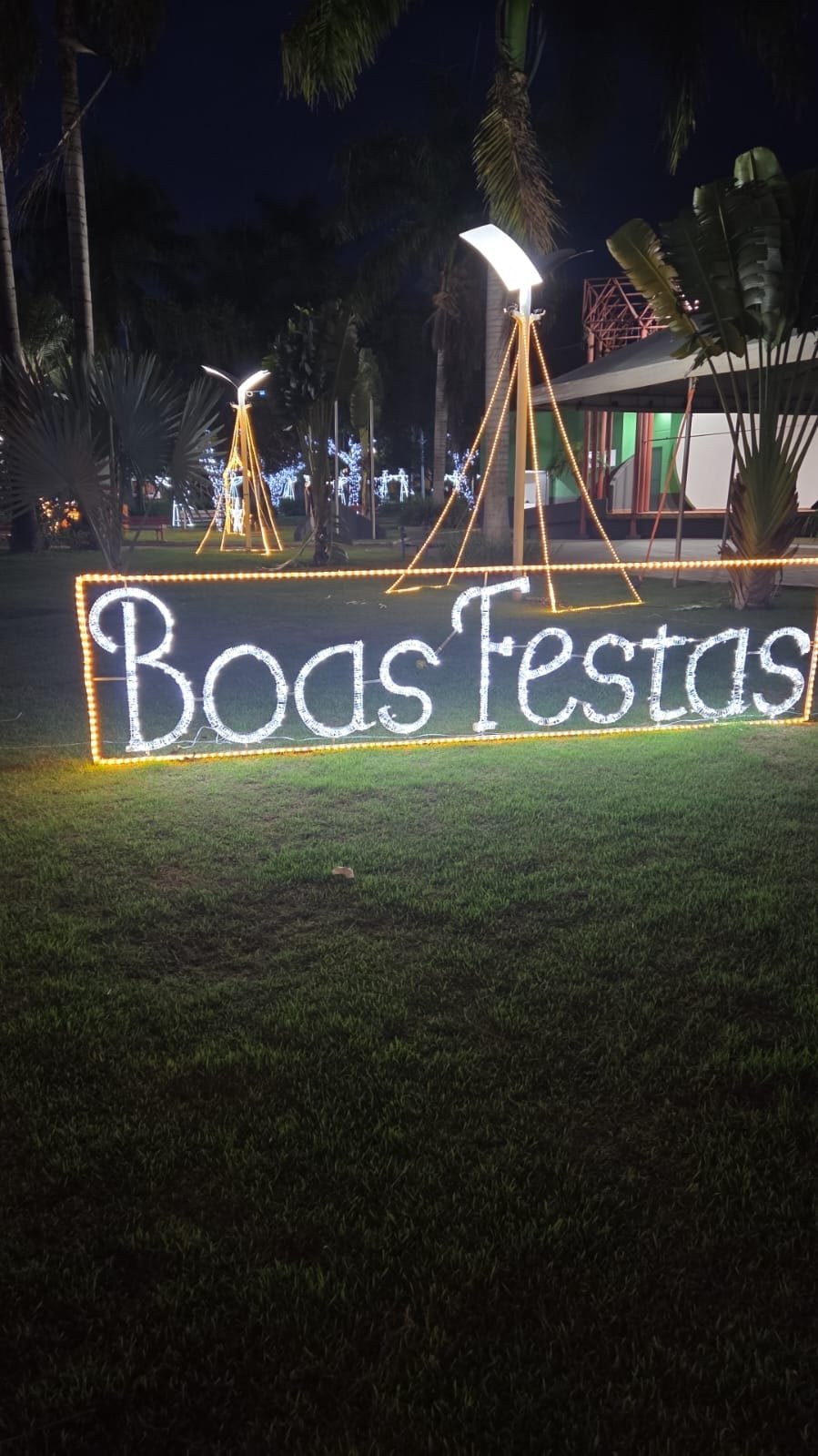 Letreiro luminoso Boas Festas LED para decoração natalina de empresas e eventos