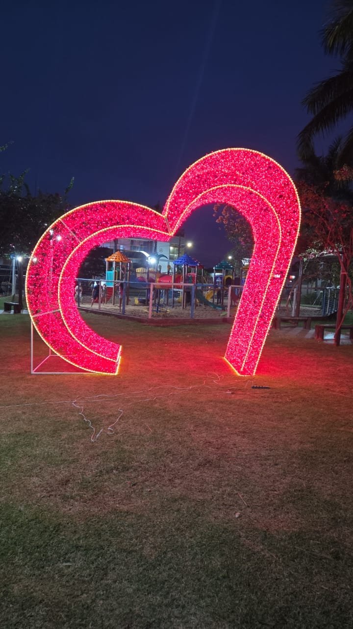 Portal em formato de coração iluminado
