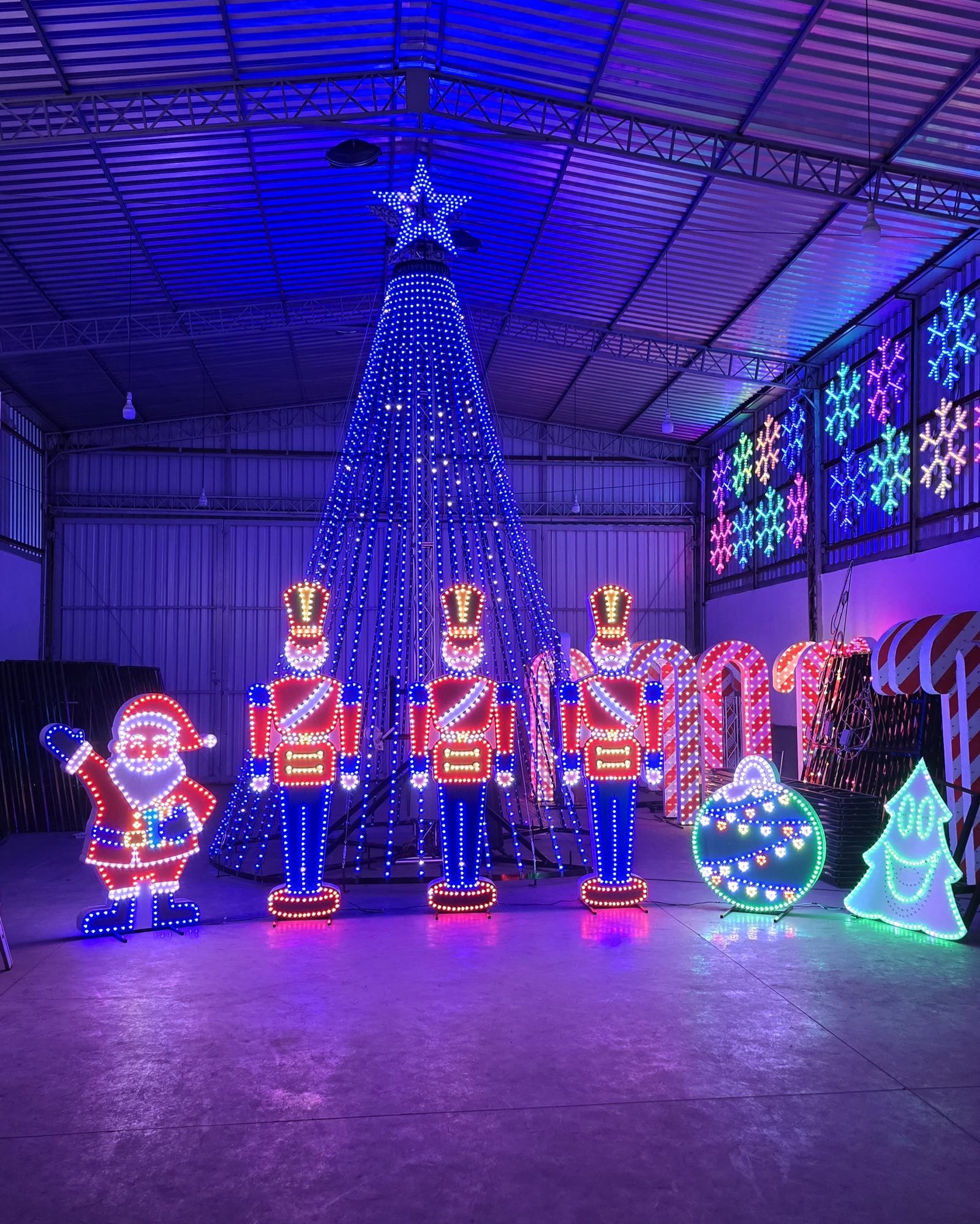 Soldadinhos de chumbo iluminados em LED para decoração natalina de praças e empresas